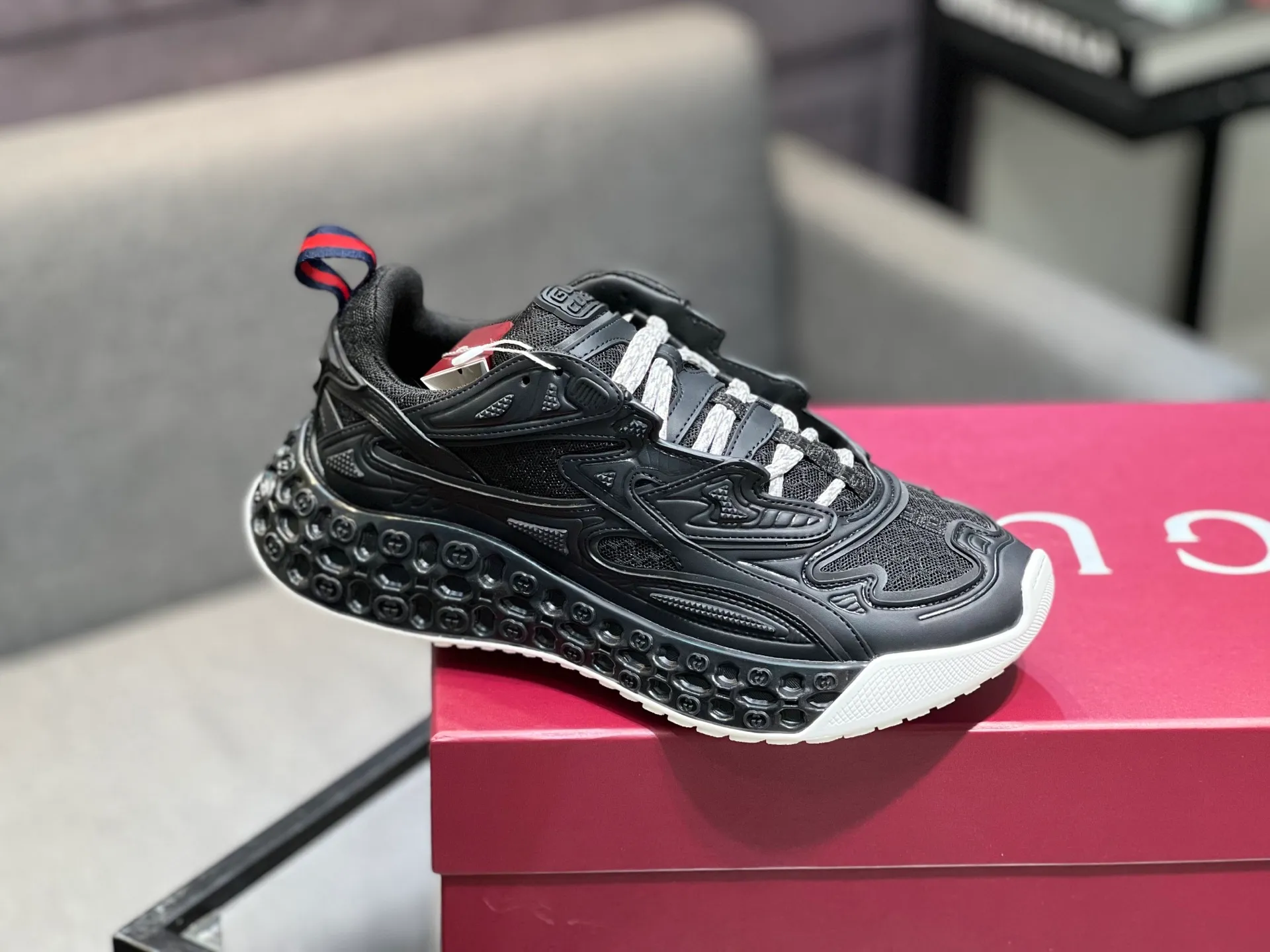 Men's Men's Shoes 💰900 Gucci Gucci 2.0 Sports Shoes Couple's Style Retro Casual Shoes Running Shoes Original Purchase, Development, Production Gucci 2.0 Sports Shoes reinterpret the brand's iconic striped webbing elements. This sneaker reinterprets the iconic details, using thick EVA soles with a smart silhouette, bringing a stable and comfortable wearing experience. Exquisite packaging at the delivery counter. Fabric: original imported cowhide + technical fabrics. Lining: original imported breathable mesh. Sole: original molded ultra-light foam rubber. Bottom thickness: 4CM. Size: 35-40 for women / 39-45 for men.